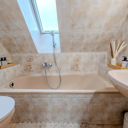 Cozy Boho Near Zwickau-west With Wifi And Parking *