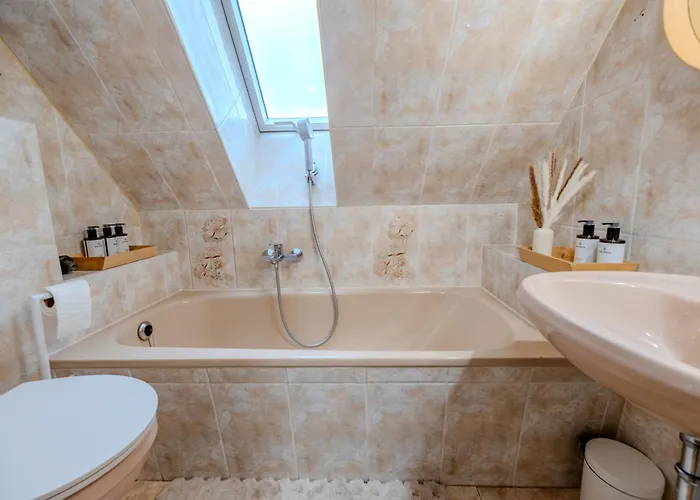 Bright Boho Wifi Parking Near A72 *